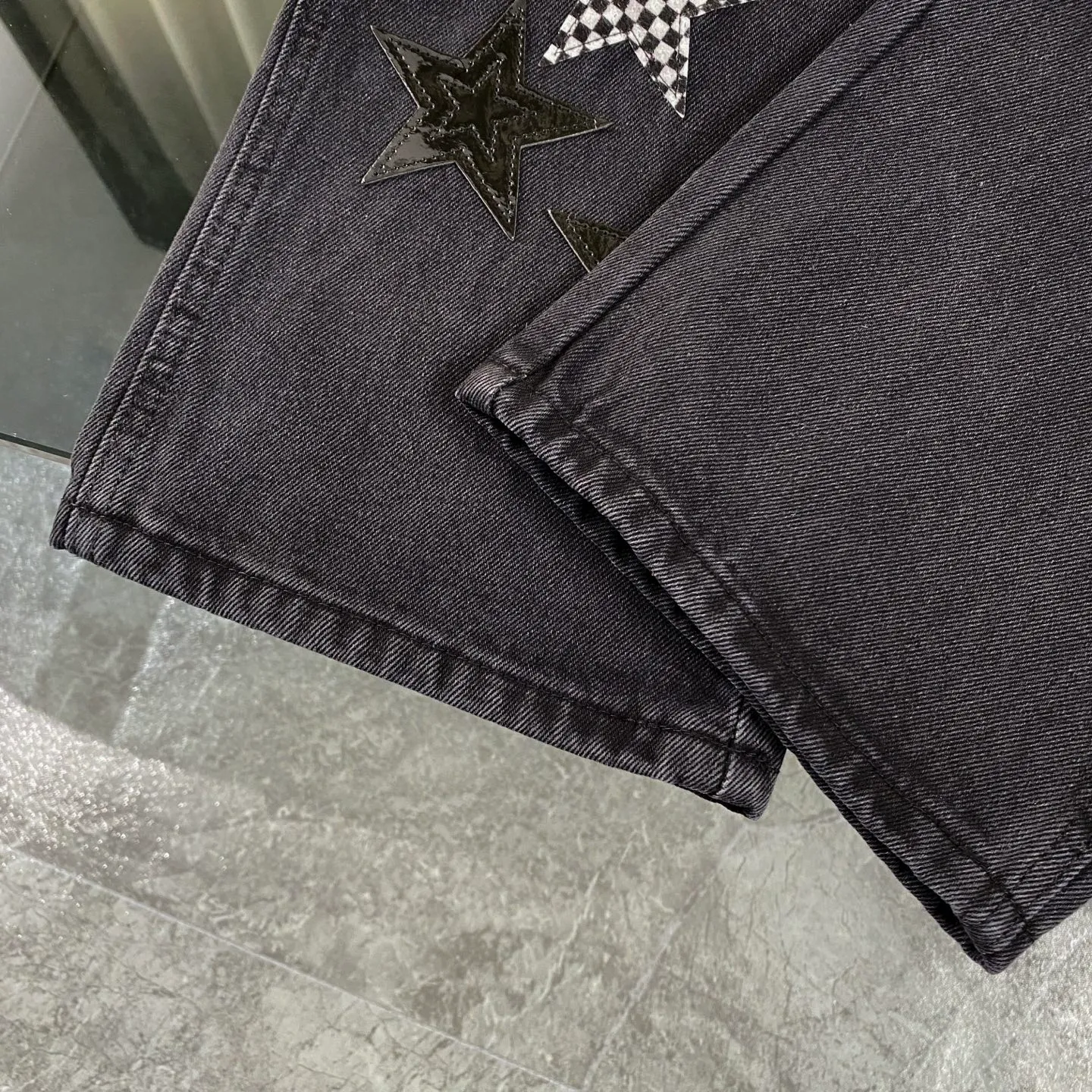 P270 Chrome hearts Chrome hearts Miami limited edition star black work jeans logging pants Chrome hearts city limited jeans Hardware customization Original development vintage levis American-made 501 black and gray base version Levi's American-made 501 base version Imported sheepskin 925 silver jewelry remake [Top heavy industry fashion design] Consistently high-street luxury style. Speaking of this style, the Zangyin family and GU family are definitely the leading representative brands. Especially the Zangyin family has really achieved a state-of-the-art effect in creating high-street style. The unique washed material is used to create this style. The color system is already quite eye-catching. After it is decorated with patchwork cross flowers, it cleverly highlights the charm of the brand. Secondly, this style uses classic The high-waist cutting design highlights the long legs and fashionable temperament of the upper body. The brand is highly recognizable and the slim fit configuration is more suitable for daily wear. It is a product that interprets personality, fashion, and specifications at a glance. This single product is enough to make any fan excited. It can be a white T-shirt for a youthful college style, or a tight suspender for a royal style. It has strong matching ability and can be easily controlled by men.  [Materials and craftsmanship] Needless to say, this point goes without saying. As an excellent craftsman brand, Zangyin’s requirements for details and craftsmanship are really perfect. The washed color of this model has gone through so many processes, not to mention the embellishment of denim appliques. It is also purely hand-made and sewn. Just like what they believe in, only hand-made things have soul and have the meaning of wear. A top-notch heavy-duty fashionable denim item, I look forward to your perfect interpretation! ! Color: black Size: 30-36